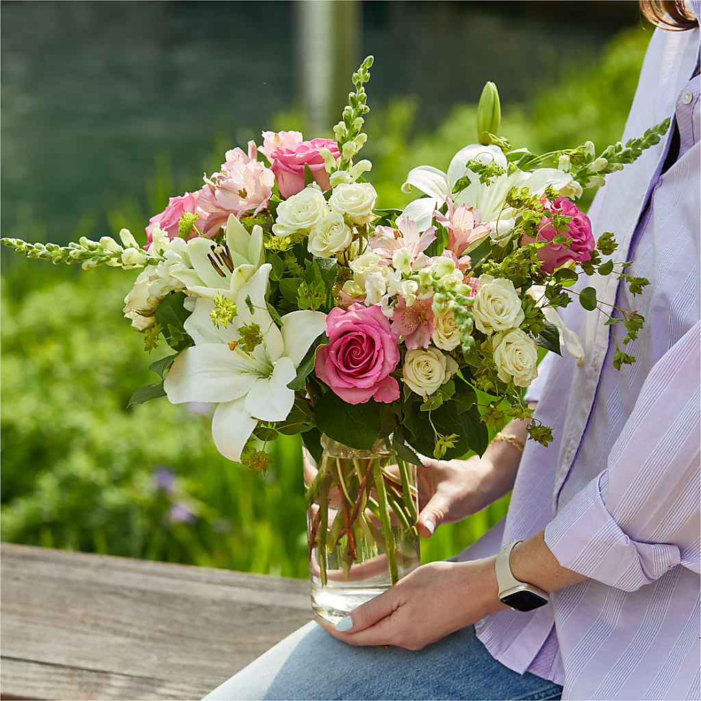 Fondly Bouquet –  Janette Florists Inc, Windsor ON